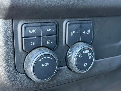 Used 2022 Chevrolet Suburban LT w/ Luxury Package AWD/4WD image 17
