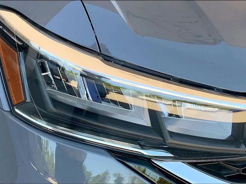 Used 2024 Volkswagen Taos SE w/ Panoramic Sunroof Package FWD image 26