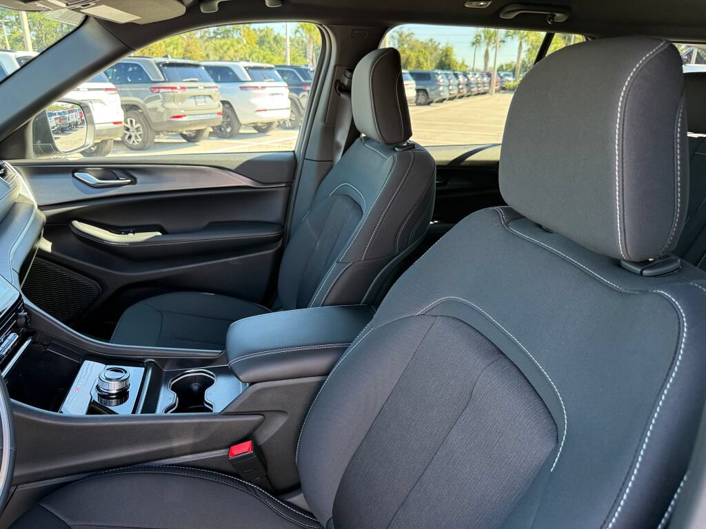 New 2027 Jeep Grand Cherokee Laredo RWD image 20