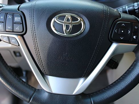 Used 2017 Toyota Sienna XLE w/ XLE Navigation Package FWD image 12