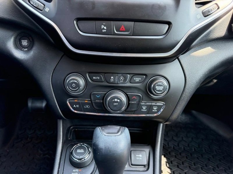 Used 2020 Jeep Cherokee Latitude Plus AWD/4WD image 13
