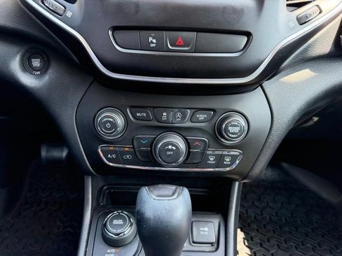 Used 2020 Jeep Cherokee Latitude Plus AWD/4WD image 13