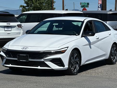 Used 2025 Hyundai Elantra SEL FWD image 8