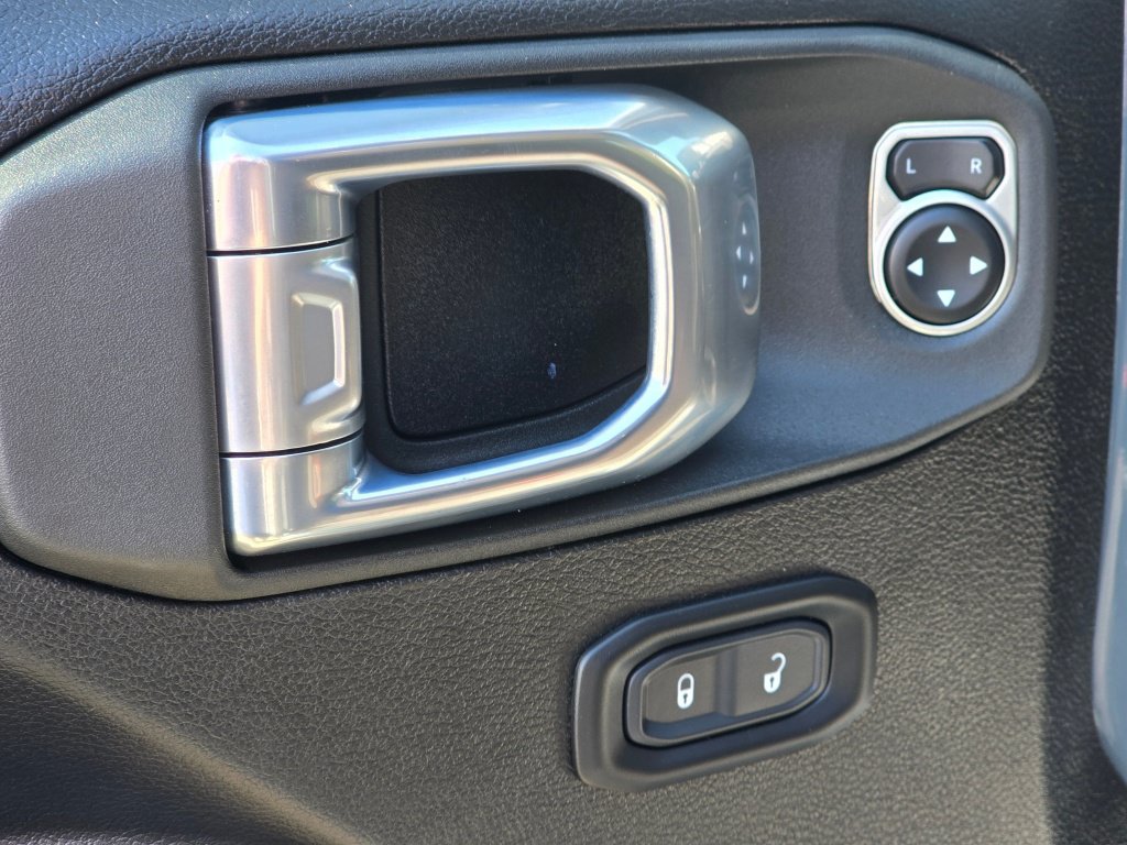 Used 2025 Jeep Gladiator Mojave w/ Convenience Group AWD/4WD image 33