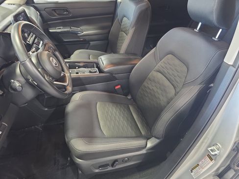 Used 2025 Nissan Pathfinder SV image 15