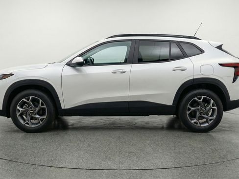 Used 2025 Chevrolet Trax LT FWD image 5