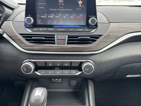 Used 2025 Nissan Altima 2.5 SV FWD image 17