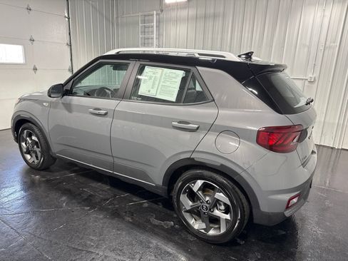 Used 2022 Hyundai Venue Limited FWD image 2