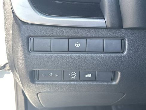 Used 2025 Nissan Rogue SV image 28