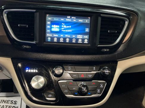 Used 2020 Chrysler Voyager Lxi FWD image 23