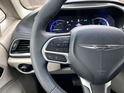 Used 2023 Chrysler Pacifica Touring-L image 16