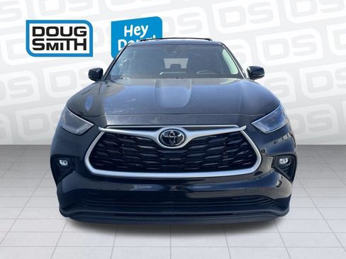 Used 2024 Toyota Highlander LE AWD/4WD image 2