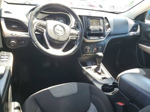 Used 2018 Jeep Cherokee Latitude w/ Altitude Package FWD image 10