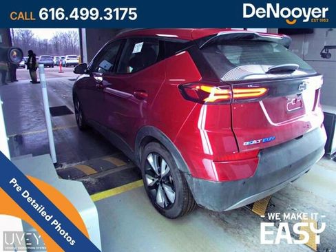 Used 2023 Chevrolet Bolt EUV LT w/ Convenience Package image 3