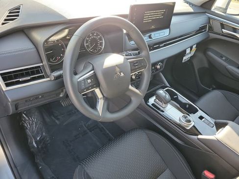 New 2026 Mitsubishi Outlander ES image 18