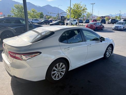 Used 2019 Toyota Camry FWD image 4