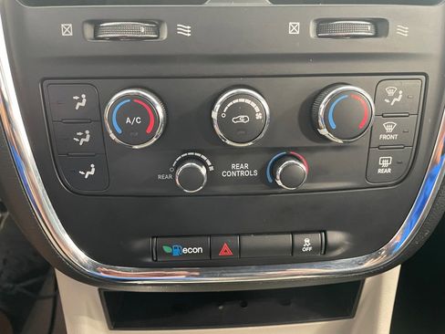 Used 2019 Dodge Grand Caravan SXT image 34