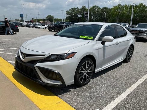 Used 2024 Toyota Camry SE FWD image 3