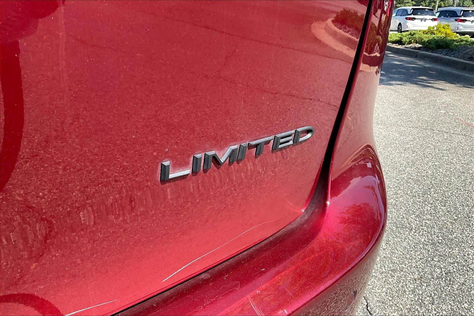 Used 2023 Chrysler Pacifica Limited w/ Uconnect Theater Family Group FWD image 10