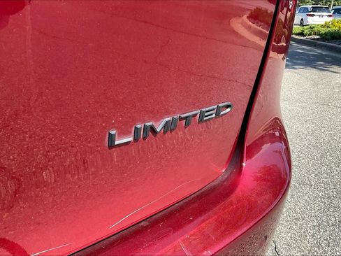 Used 2023 Chrysler Pacifica Limited w/ Uconnect Theater Family Group FWD image 10