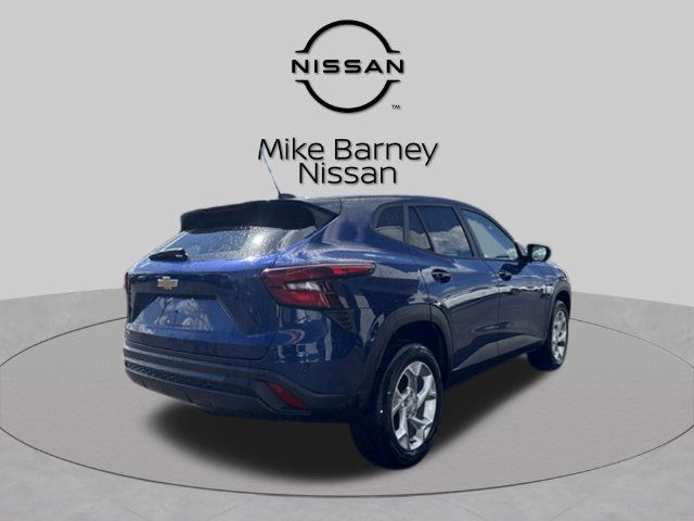 Used 2024 Chevrolet Trax LS w/ LS Convenience Package FWD image 2