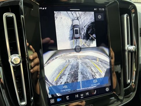 Used 2025 Volvo XC40 B5 Plus image 23