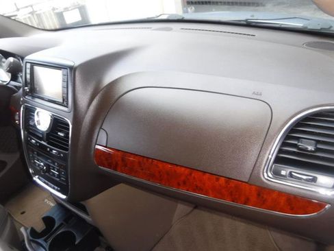 Used 2012 Chrysler Town & Country Touring-L w/ Premium Group FWD image 29