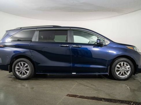 Used 2024 Toyota Sienna XLE FWD image 9