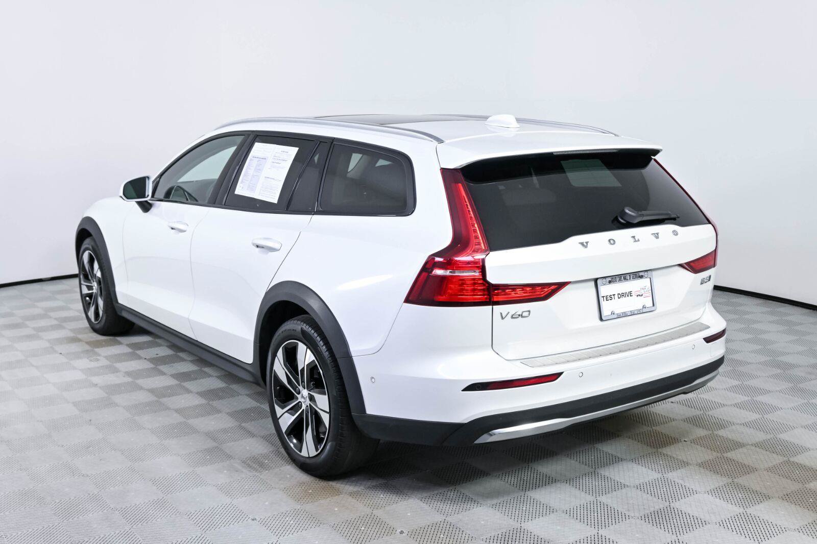 Used 2025 Volvo V60 B5 Cross Country Plus AWD/4WD image 3