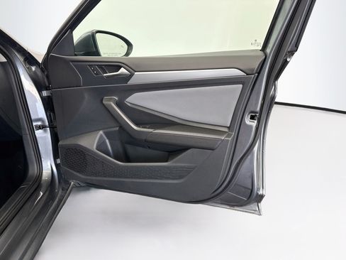 Used 2025 Volkswagen Jetta SE FWD image 32