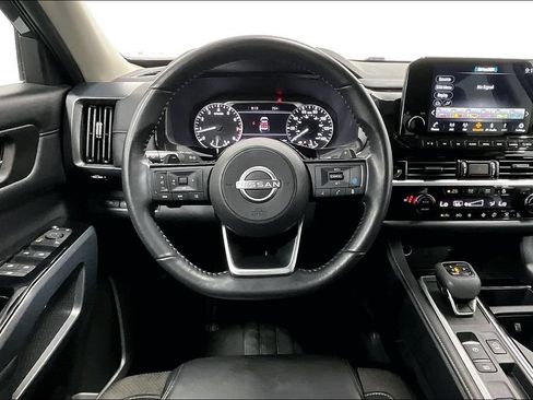 Used 2025 Nissan Pathfinder SL FWD image 6
