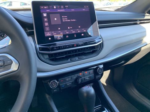 Used 2025 Jeep Compass Limited image 18