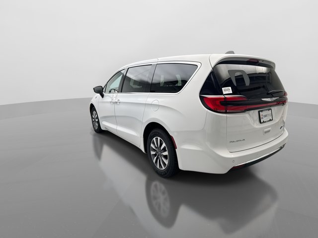 Used 2024 Chrysler Pacifica Limited FWD image 3
