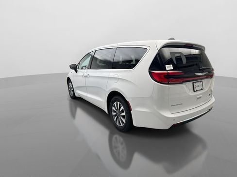 Used 2024 Chrysler Pacifica Limited FWD image 3