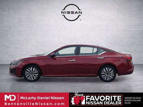 Used 2025 Nissan Altima 2.5 SV FWD image 3