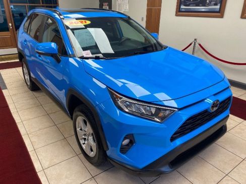 Used 2021 Toyota RAV4 XLE w/ Convenience Package FWD image 5