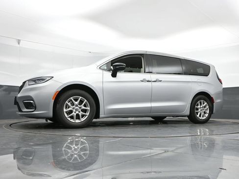 Used 2024 Chrysler Pacifica Touring-L FWD image 45