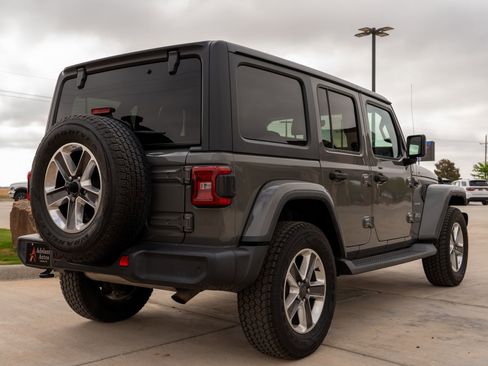 Used 2020 Jeep Wrangler Unlimited Sahara w/ Uconnect 4C Nav & Sound Group AWD/4WD image 4