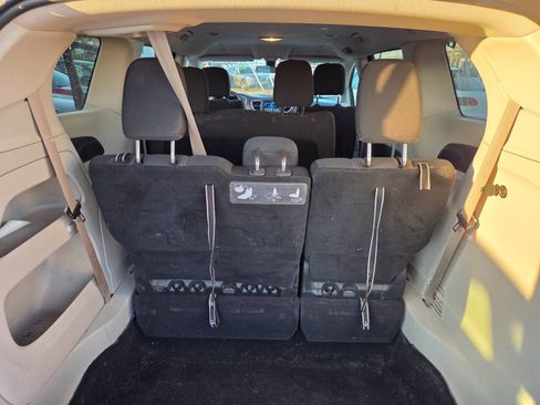 Used 2020 Chrysler Voyager L image 9
