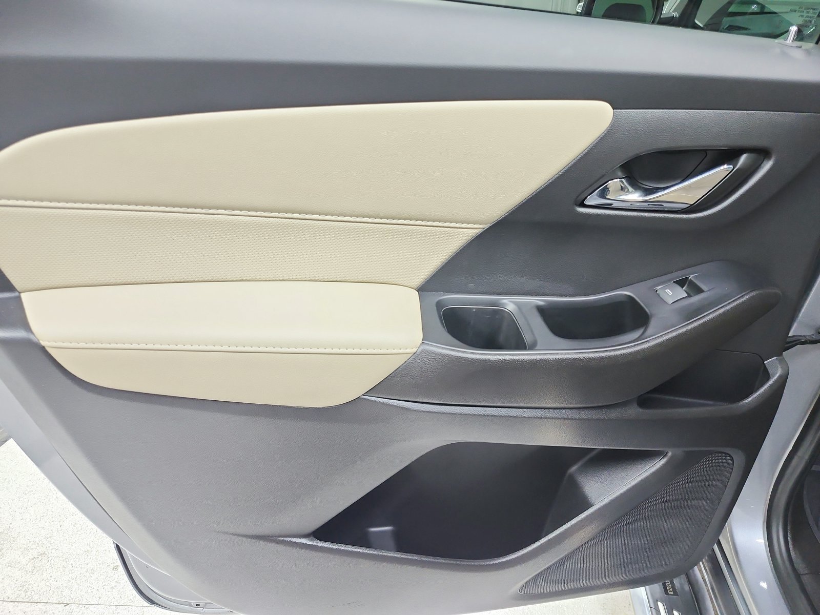 Used 2023 Chevrolet Traverse Premier FWD image 41
