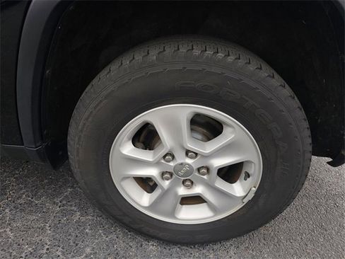 Used 2017 Jeep Grand Cherokee Laredo w/ Quick Order Package 2BE image 11