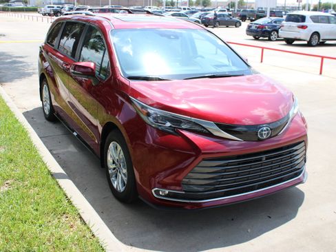 Used 2024 Toyota Sienna Platinum AWD/4WD image 2