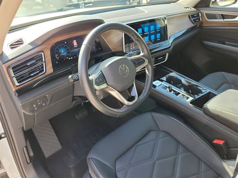 Used 2025 Volkswagen Atlas SE image 16