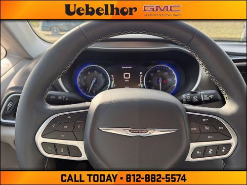 Used 2024 Chrysler Pacifica Touring-L image 28