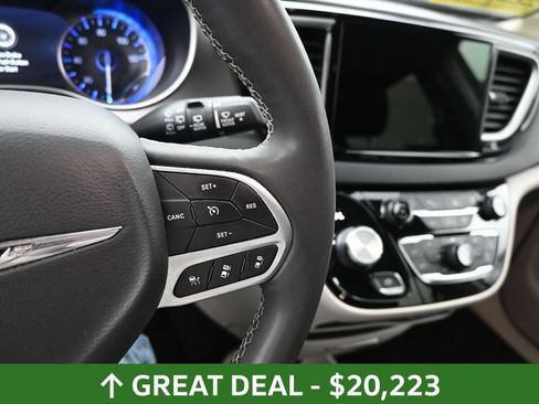 Used 2023 Chrysler Pacifica Touring-L FWD image 27