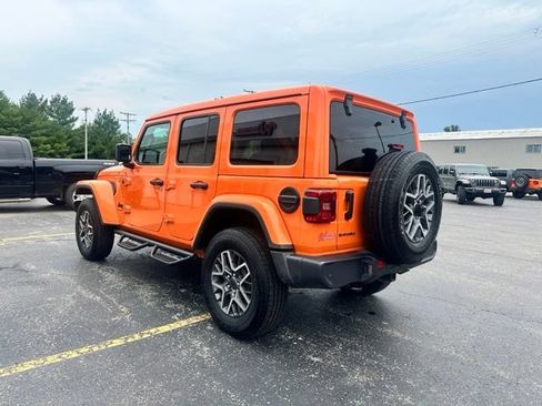 Used 2025 Jeep Wrangler Unlimited Sahara AWD/4WD image 5