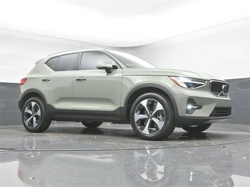 Used 2023 Volvo XC40 B5 Plus w/ Protection Package Premier image 34