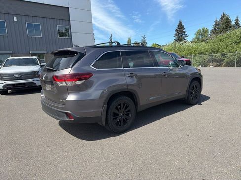 Used 2019 Toyota Highlander SE AWD/4WD image 3