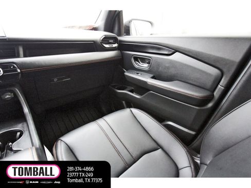 Used 2025 Honda Pilot TrailSport image 11