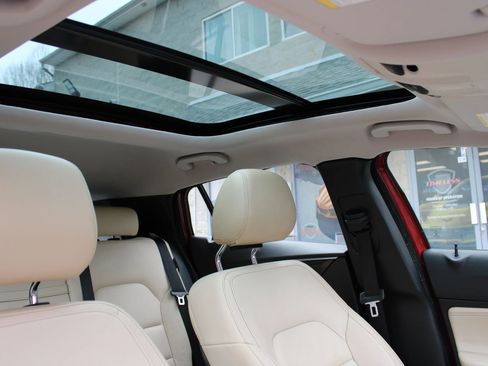 Used 2017 INFINITI QX30 Premium w/ Navigation Package image 16